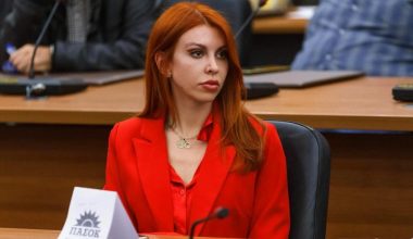 «Καυστική» η Βάσια Αναστασίου με Α.Τσίπρα: «Ήρθε να σε σώσει ο κύριος Καημένος