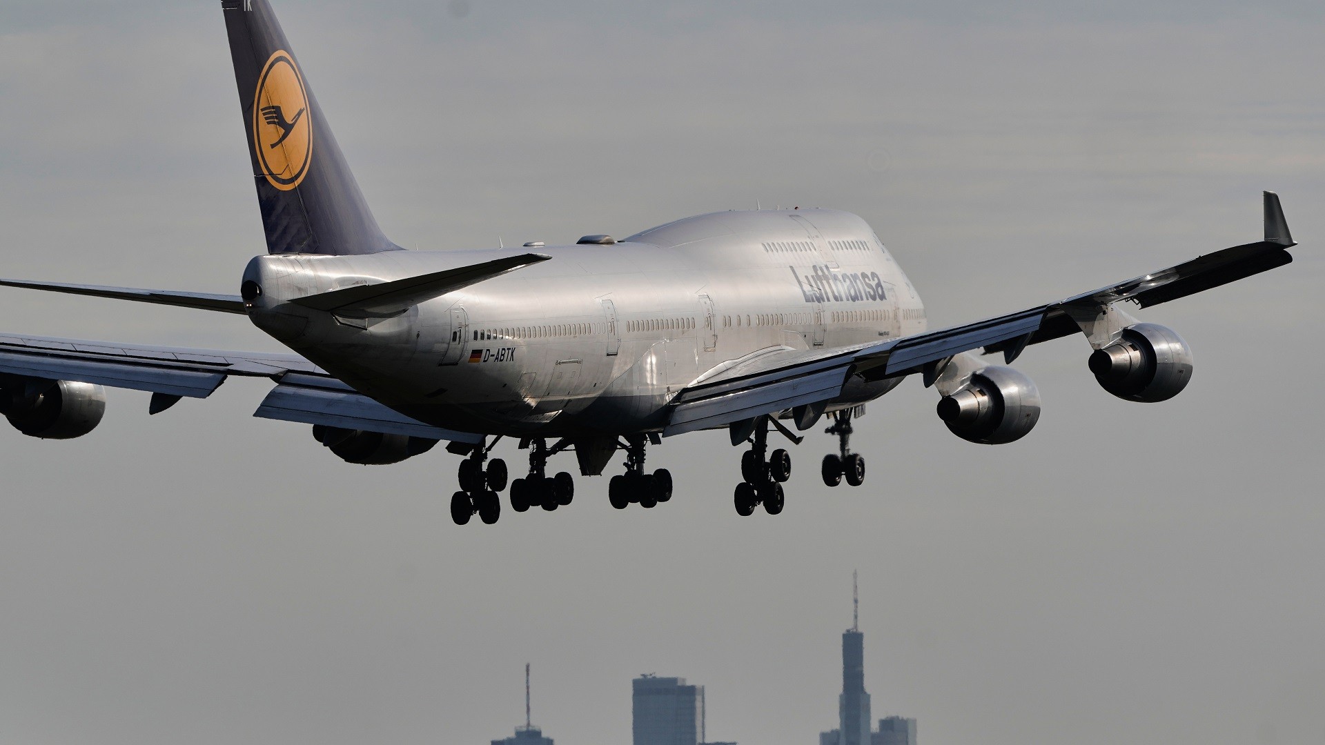 Lufthansa: Έκτακτα μέτρα στη Φρανκφούρτη λόγω περιορισμένης τροφοδοσίας καυσίμων