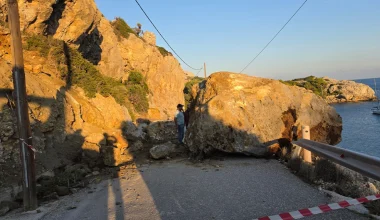 Ρόδος: Μεγάλος βράχος αποκολλήθηκε και έπεσε στον δρόμο που οδηγεί στην παραλία Άντονι Κουίν (φωτο)