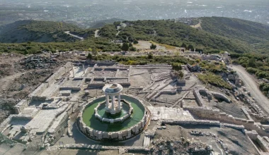 Αρχαία Κιβύρα: Βρέθηκε κίονας με 56 χρησμούς από το «Μαντείο Αστραγάλων» που προέβλεπαν το μέλλον