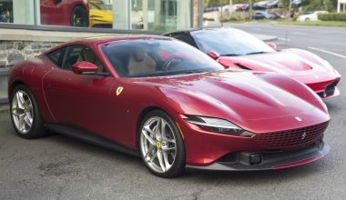 Ferrari αξίας 210.000 ευρώ «σφήνωσε» στα σοκάκια της Σεβίλλης: Δείτε βίντεο