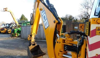 Με JCB γκρέμισαν τη βιτρίνα κοσμηματοπωλείου στην Αυλίδα: Άρπαξαν κοσμήματα και εξαφανίστηκαν