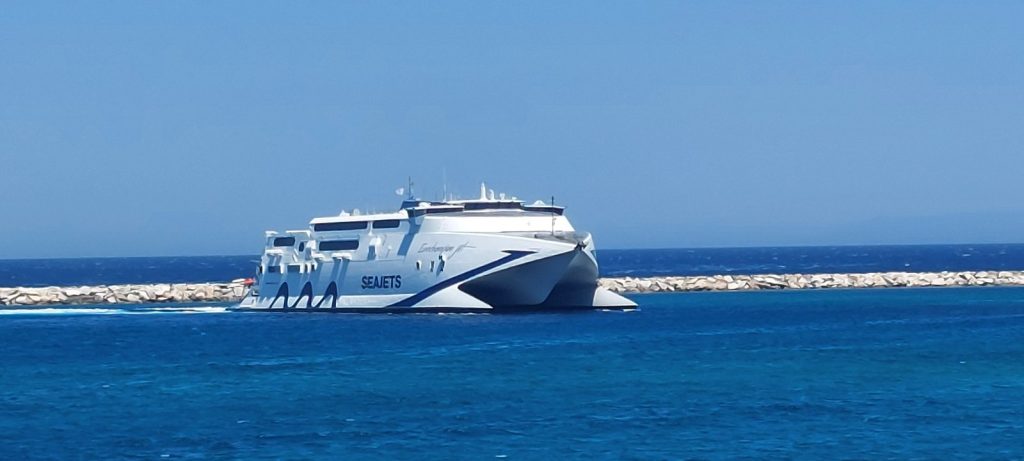 Φωτιά σε φορτηγό στο γκαράζ του «Eurochampion Jet 2»: Έπλεε από Μύκονο προς Σύρο