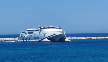 Φωτιά σε φορτηγό στο γκαράζ του «Eurochampion Jet 2»: Έπλεε από Μύκονο προς Σύρο