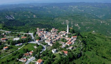 Το ευρωπαϊκό χωριό όπου οι δρόμοι δεν έχουν επίσημα ονόματα – Πώς βρίσκουν τη σωστή διεύθυνση