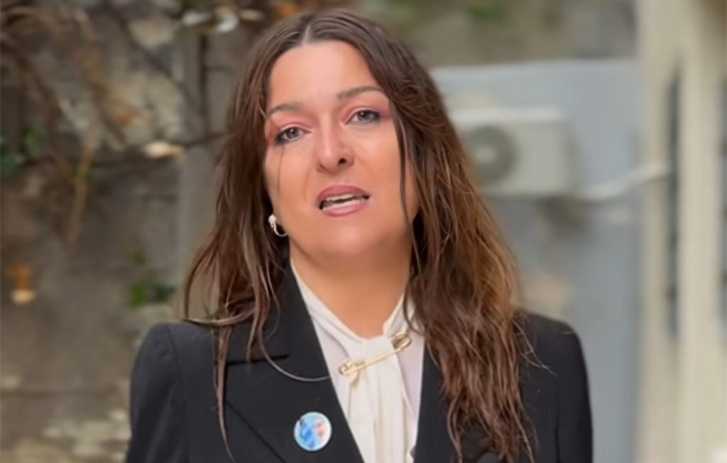 Δείτε βίντεο: Υποψήφια του ΠΑΣΟΚ βγήκε στη βροχή – «Έλεος κυβέρνηση, είμαστε όλοι λούτσα»