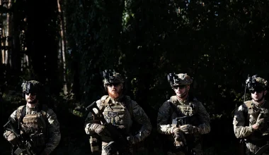 «Πήγαν να τον πνίξουν με κουπί»: Βίντεο με Ουκρανούς συνοριοφύλακες να καταδιώκουν άνδρα