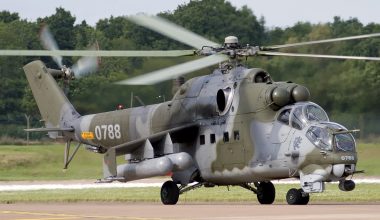 Βίντεο: Eλικόπτερο Mi-24V των ουκρανικών δυνάμεων εκτοξεύει ρουκέτες S-8 κατά ρωσικών θέσεων