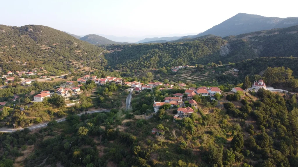 Δυρράχι: Το παραδοσιακό χωριό της Αρκαδίας με τα πέτρινα μονοπάτια και το ιστορικό μοναστήρι