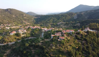 Δυρράχι: Το παραδοσιακό χωριό της Αρκαδίας με τα πέτρινα μονοπάτια και το ιστορικό μοναστήρι
