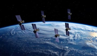 Πρώην CEO Google: «Το ρωσικό “Starlink” μπορεί να αλλάξει δραματικά τον πόλεμο»