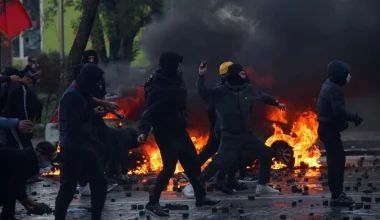 Άγριες συγκρούσεις στα Τίρανα για πέμπτη ημέρα – Χιλιάδες διαδηλωτές ζητούν την παραίτηση του Ε.Ράμα