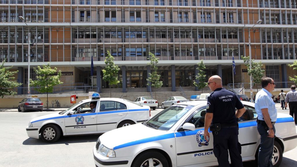 Αστυνομικός άφησε όπλο & εξοπλισμό για να «παίξει» ξύλο με πολίτη!