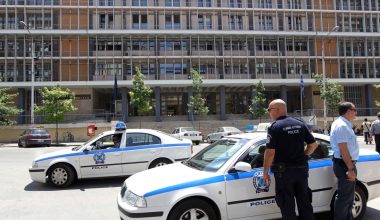 Απίθανες εικόνες στη Θεσσαλονίκη: Αστυνομικός άφησε το όπλο και πήγε να πλακωθεί με πολίτη! (βίντεο)