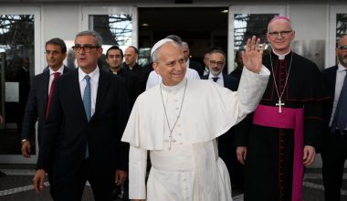 Εξιτήριο για τον Πάπα Λέοντα από το νοσοκομείο Τζεμέλι – Επιστρέφει στο Βατικανό