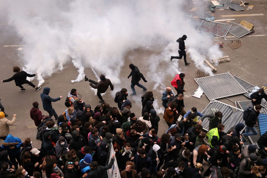 «Εκτός ελέγχου» η κατάσταση στη Γαλλία: Διαδηλωτές σπάνε ό,τι βρουν – Ακρωτηριάστηκε άνδρας (upd)