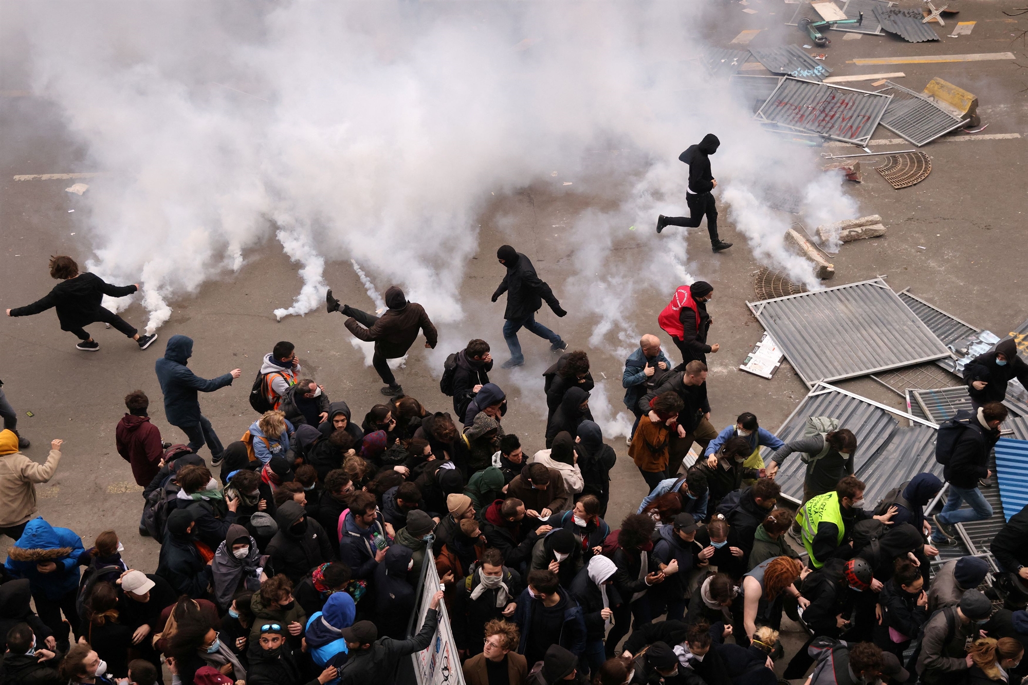 «Χάος» στη Γαλλία: Άγριες συγκρούσεις ανάμεσα σε διαδηλωτές και αστυνομικές δυνάμεις – 166 συλλήψεις