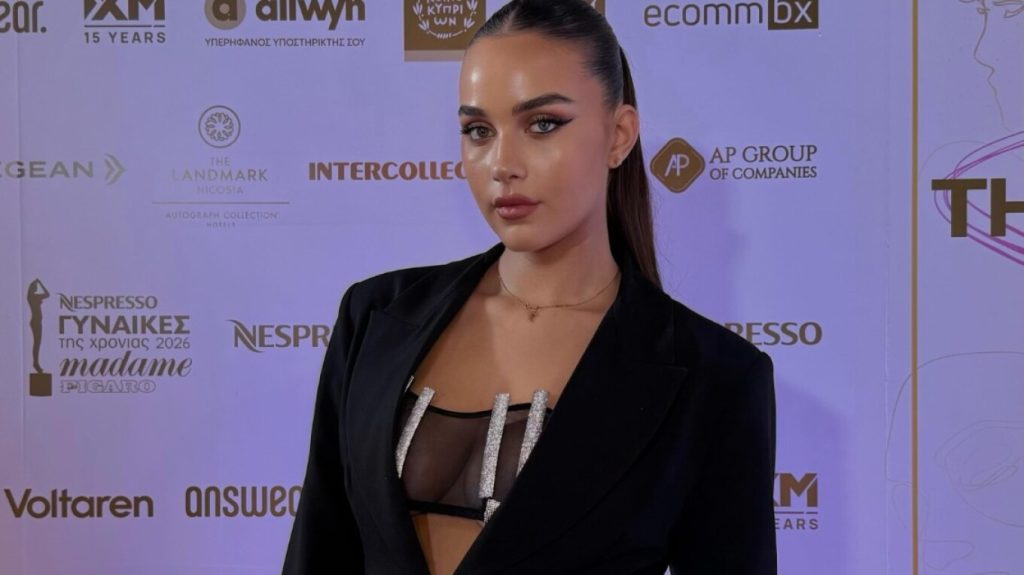 Εντυπωσιακή η πρώτη δημόσια εμφάνιση της Βικτώριας Δέλλα μετά την απώλεια της μητέρας της (φωτο)