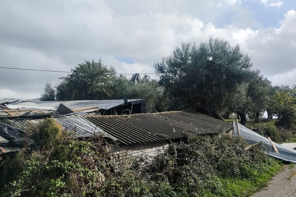Ανεμοστρόβιλος και χαλαζόπτωση έπληξαν την Bουπρασία Ηλείας: Zημιές σε καλλιέργειες και θερμοκήπια