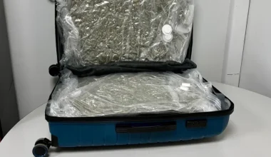 Συνελήφθη 22χρονη αλλοδαπή: Ήρθε από την Ισπανία με 22 κιλά κάνναβης μέσα στη βαλίτσα της (φωτο)