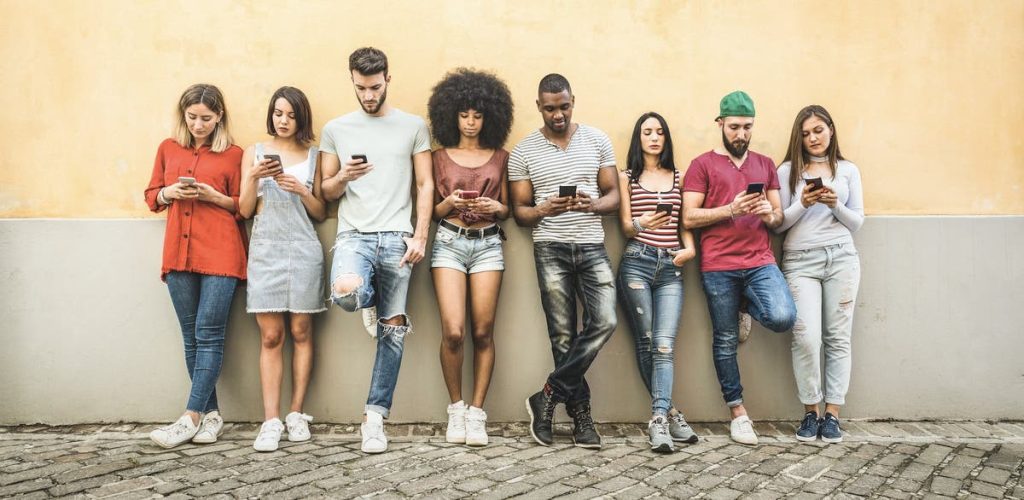 Γιατί η Gen Z αναζητά τον έρωτα μέσα από τα ταρώ και την αστρολογία