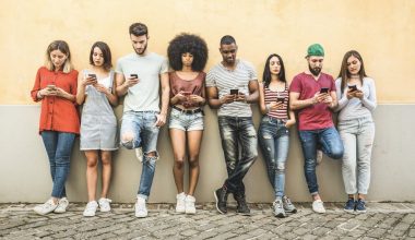 Γιατί η Gen Z αναζητά τον έρωτα μέσα από τα ταρώ και την αστρολογία