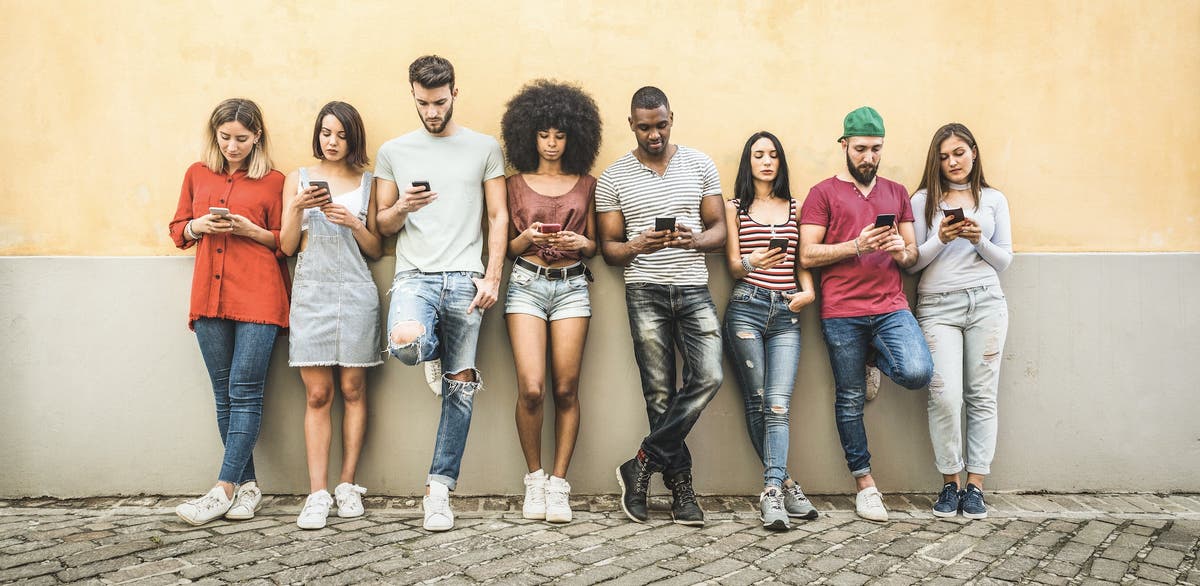 Γιατί η Gen Z αναζητά τον έρωτα μέσα από τα ταρώ και την αστρολογία