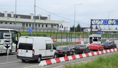 Ουρές χιλιομέτρων στα σύνορα Ουκρανίας-Πολωνίας: Έως και 40 ώρες αναμονής λόγω των ρωσικών πληγμάτων