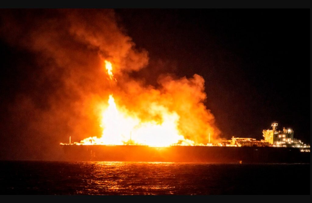 «Super tanker» με 2 εκατ. βαρέλια πετρελαίου καταστράφηκε μετά από πρόσκρουση σε νάρκη: Δείτε βίντεο