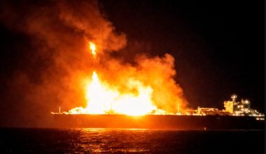 «Super tanker» με 2 εκατ. βαρέλια πετρελαίου καταστράφηκε μετά από πρόσκρουση σε νάρκη: Δείτε βίντεο