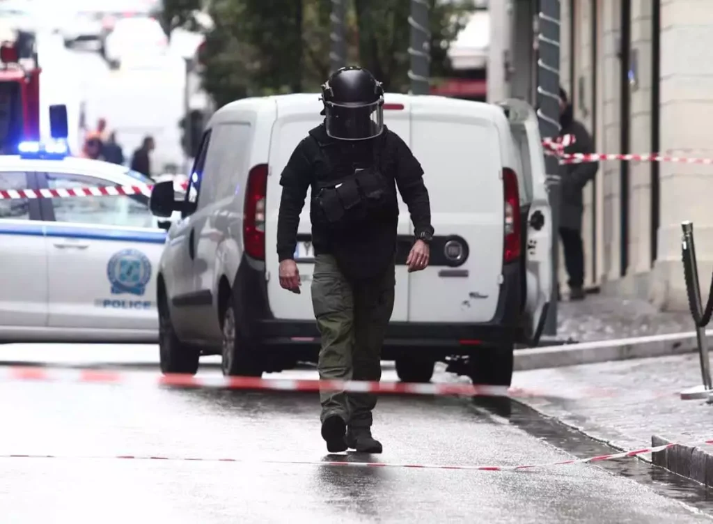 Νίκαια: Βαρύς οπλισμός εντοπίστηκε σε ταράτσα πολυκατοικίας – Σπεύδουν στελέχη των ΤΕΕΜ