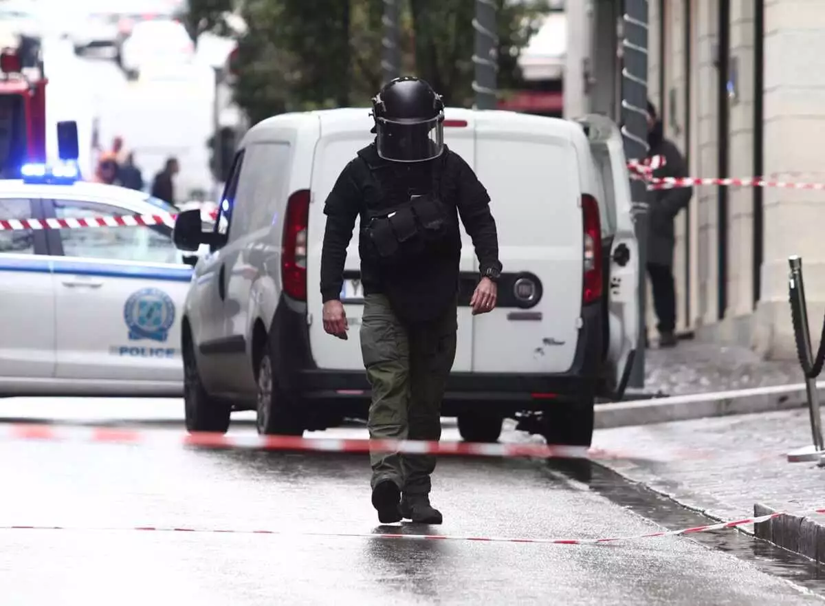 Νίκαια: Βαρύς οπλισμός εντοπίστηκε σε ταράτσα πολυκατοικίας – Σπεύδουν στελέχη των ΤΕΕΜ