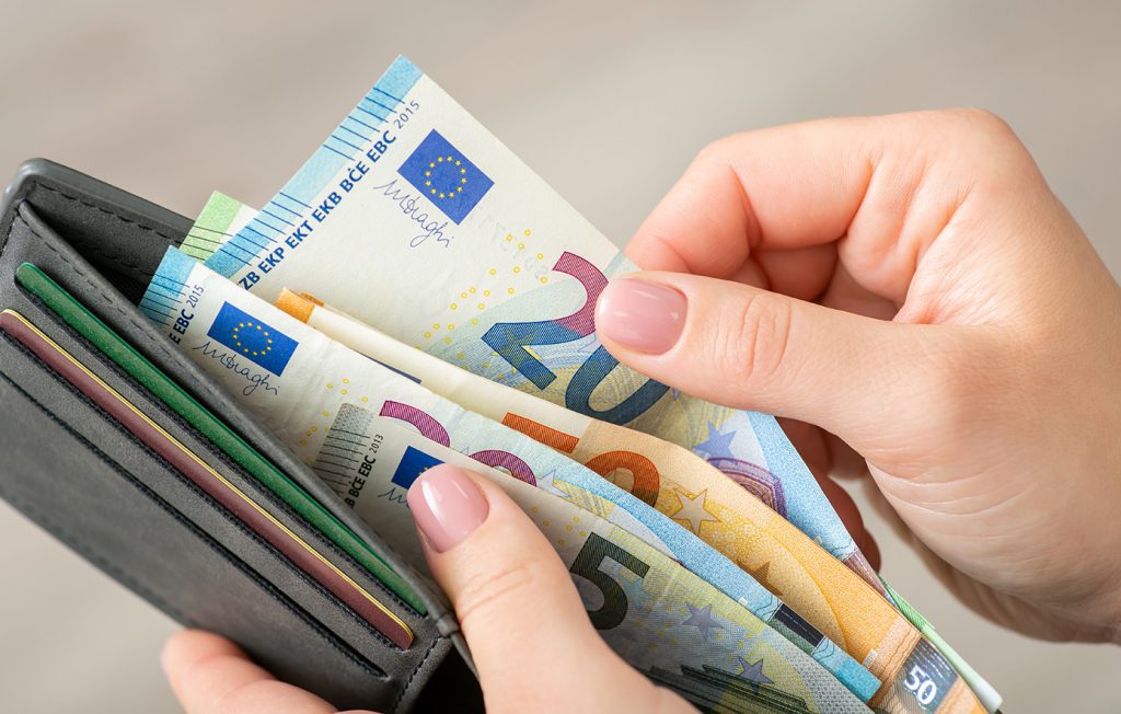 10.000 ευρώ στους πολίτες: Πώς μπορείτε να διεκδικήσετε την αποζημίωση