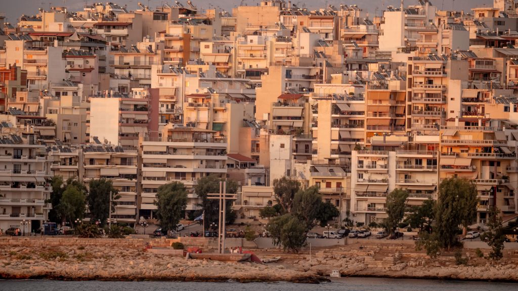 Ο λόγος που οι παλιές ελληνικές πολυκατοικίες έχουν συχνά μικρά παράθυρα στα μπάνια