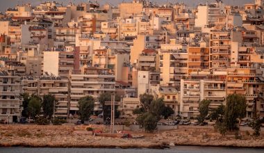 Ο λόγος που οι παλιές ελληνικές πολυκατοικίες έχουν συχνά μικρά παράθυρα στα μπάνια