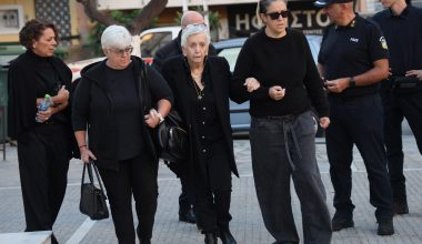 Συγκίνηση στο μνημόσυνο του Γιώργου Μαζωνάκη στη Νίκαια – Ποιοι έδωσαν το «παρών» (φώτο)