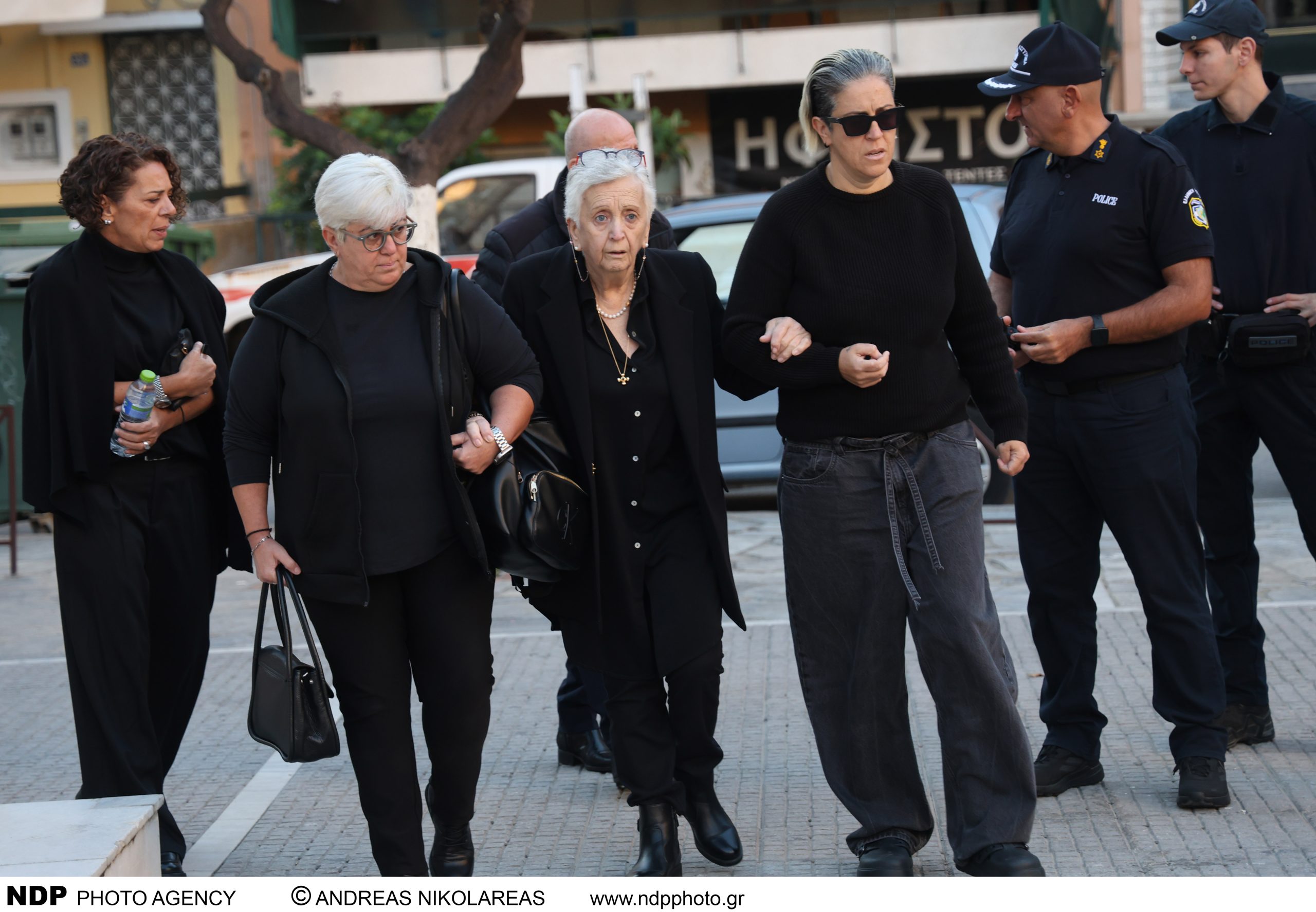 Συγκίνηση στο μνημόσυνο του Γιώργου Μαζωνάκη στη Νίκαια – Ποιοι έδωσαν το «παρών» (φώτο)