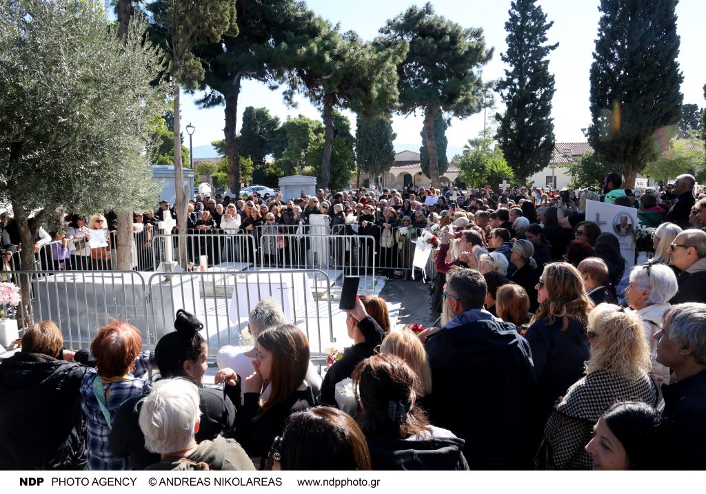 Γ.Μαζωνάκης: Ράγισαν καρδιές στο 40ήμερο μνημόσυνο – Σκυμμένοι πάνω από τον τάφο του οι γονείς του