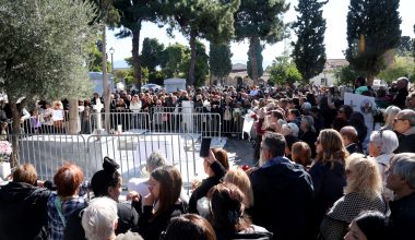 Γ.Μαζωνάκης: Ράγισαν καρδιές στο 40ήμερο μνημόσυνο – Σκυμμένοι πάνω από τον τάφο του οι γονείς του