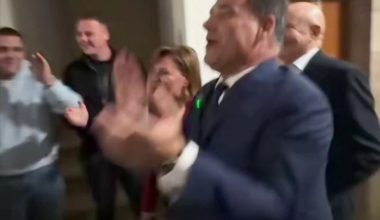 «Τρελάθηκε» ο Άδωνις όταν άκουσε το σύνθημα της ΔΑΠ-ΝΔΦΚ: Χοροπηδούσε σαν… μικρό παιδί (βίντεο)