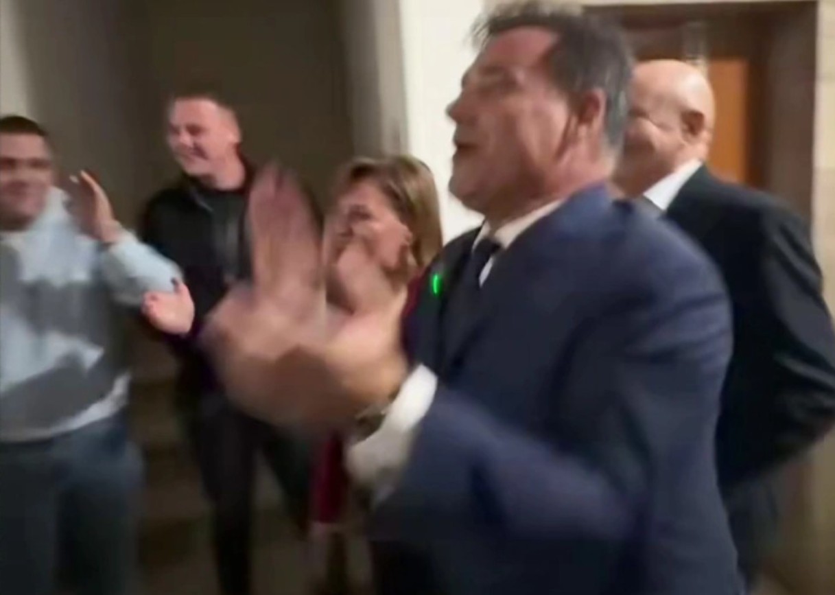 «Τρελάθηκε» ο Άδωνις όταν άκουσε το σύνθημα της ΔΑΠ-ΝΔΦΚ: Χοροπηδούσε σαν… μικρό παιδί (βίντεο)
