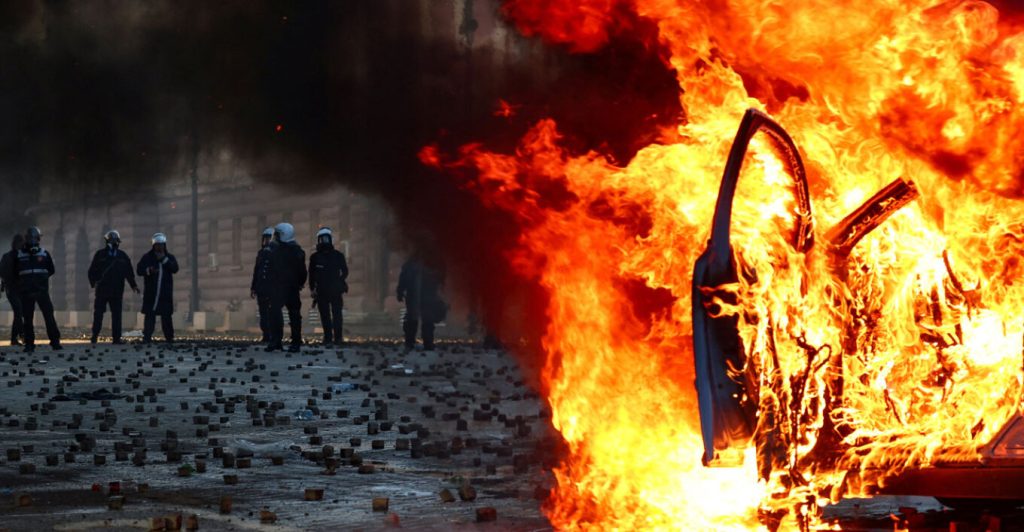 «Κόλαση» τα Τίρανα: Οι Αλβανοί έκαναν «καλοκαιρινό» το γραφείο του Έντι Ράμα – Δείτε βίντεο