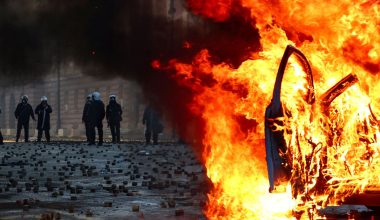 «Κόλαση» τα Τίρανα: Οι Αλβανοί έκαναν «καλοκαιρινό» το γραφείο του Έντι Ράμα – Δείτε βίντεο