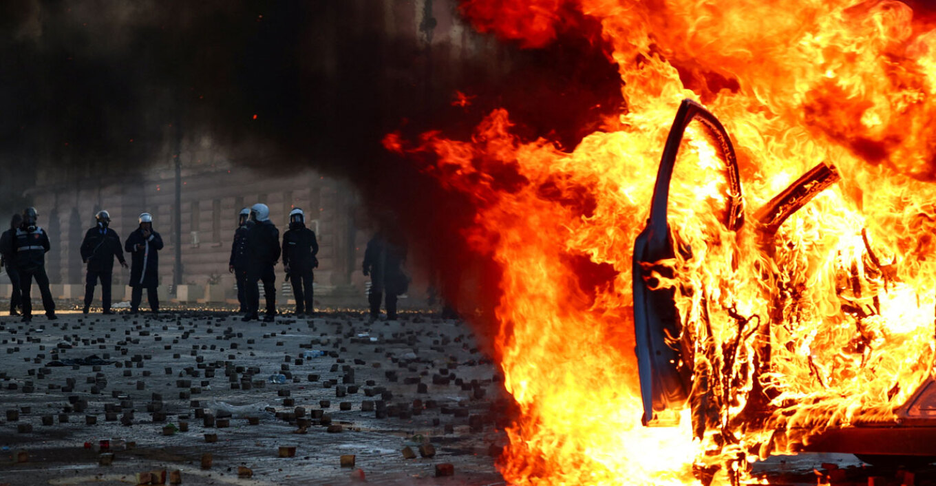 «Xάος» στα Τίρανα: Οι Αλβανοί έκαναν «καλοκαιρινό» το γραφείο του Έντι Ράμα – Δείτε βίντεο
