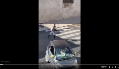 Γηγενείς Ιταλοί μαθαίνουν σε Αφρικανό παράνομο μετανάστη γιατί δεν πρέπει να επιτίθεται με βέργα