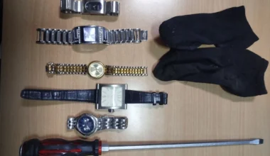22χρονος στο Μοσχάτο πιάστηκε «στα πράσα» να ανοίγει σπίτι και να κλέβει ρολόγια (φωτο)