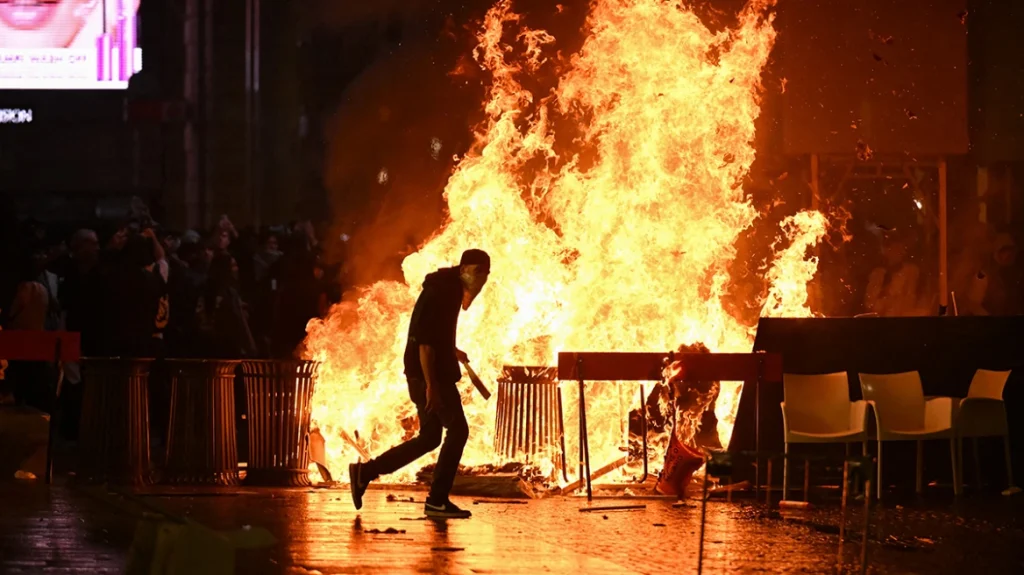Παραλίγο να τυλιχτεί στις φλόγες ο εμβληματικός καθεδρικός ναός στο Μιλάνο (βίντεο)