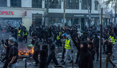 Εικόνες ντροπής στη Γαλλία: Σενεγαλέζοι έγδυσαν ζευγάρι ηλικιωμένων στη μέση του δρόμου! (φωτο)