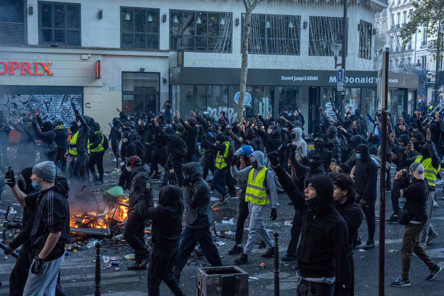 Εικόνες ντροπής στη Γαλλία: Σενεγαλέζοι ξεγύμνωσαν ζευγάρι ηλικιωμένων στη μέση του δρόμου! (φωτο)