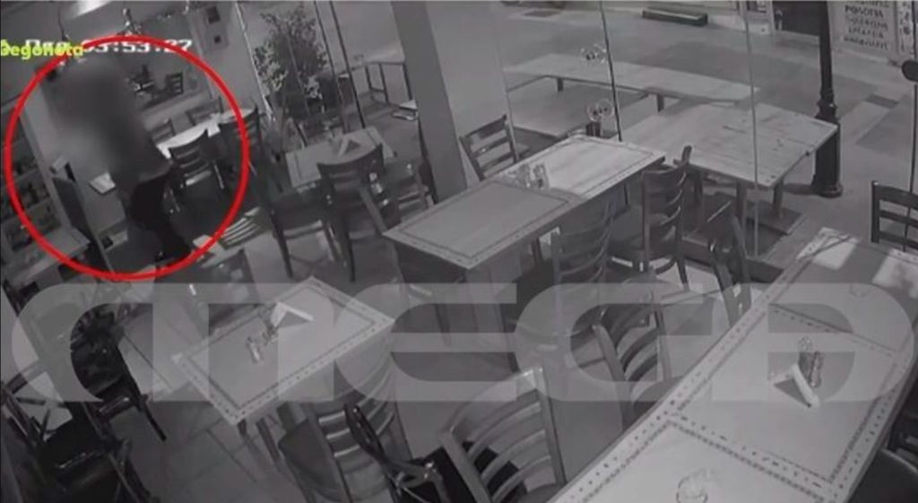 Βίντεο: Διαρρήκτης στην Εύβοια εισβάλει… ανενόχλητος σε κατάστημα και κλέβει την ταμειακή